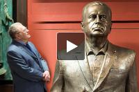 Памятник Жириновскому открыли в Москве
