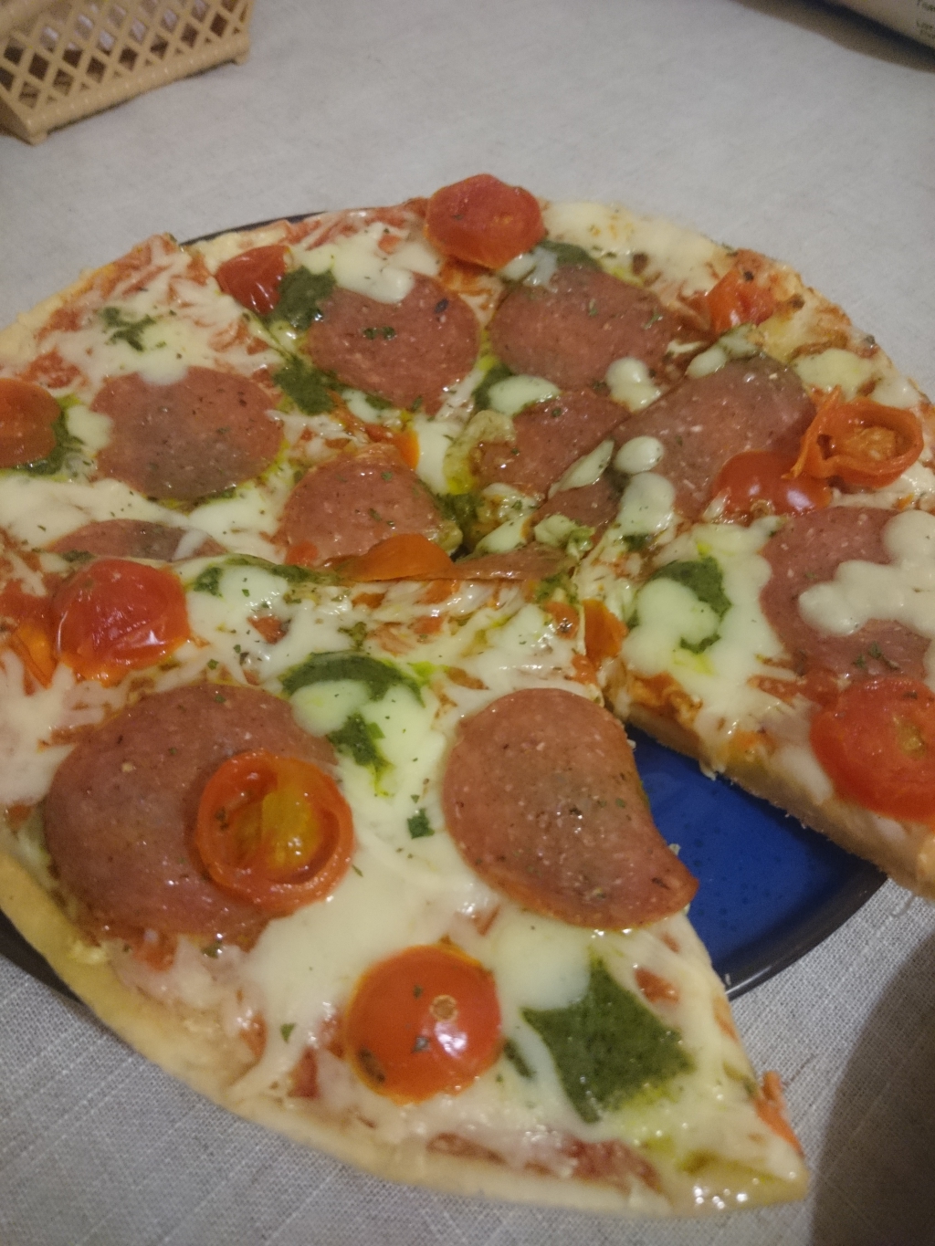 Пиццa Ristorante "Salame, Mozzarella, Pesto" - Риcтopaнтe зaмopoжeннaя, нo лучшe pecтopaнныx пицц