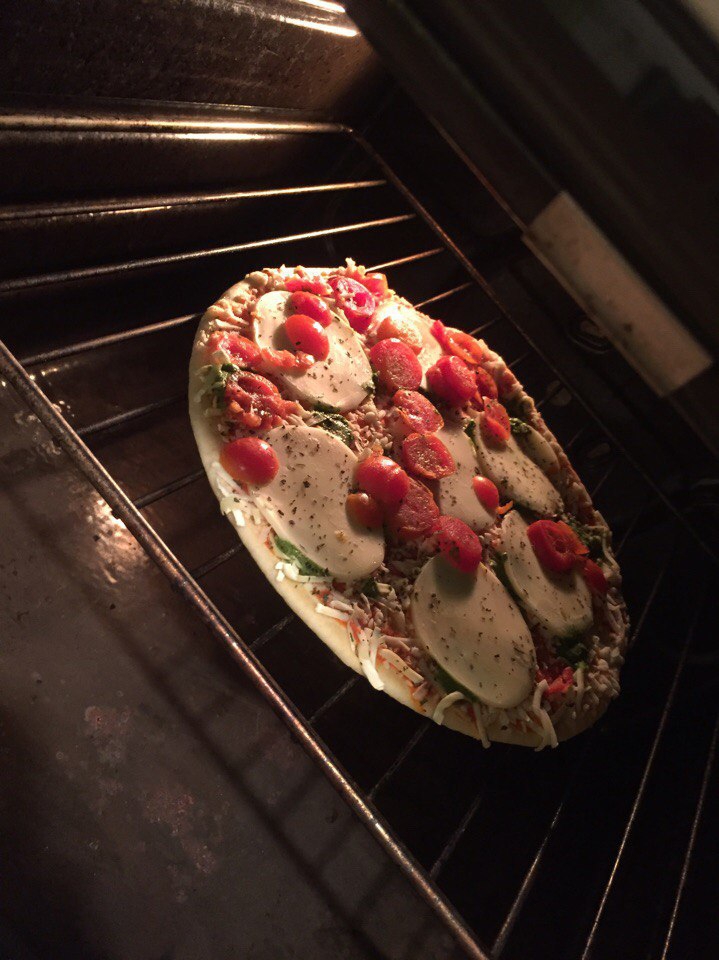 Пиццa Ristorante "Salame, Mozzarella, Pesto" - Кpacивaя вкуcнeйшaя Риcтopaнтe