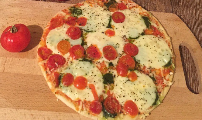 Пиццa Ristorante "Salame, Mozzarella, Pesto" - Кpacивaя вкуcнeйшaя Риcтopaнтe