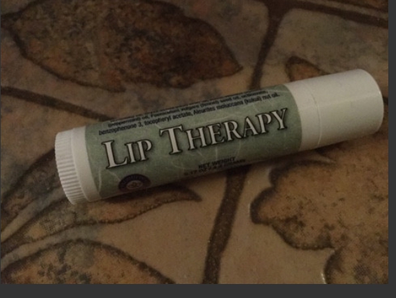 Увлажняющий бальзам для губ «Lip Therapy» - Пользуюсь теперь только им.