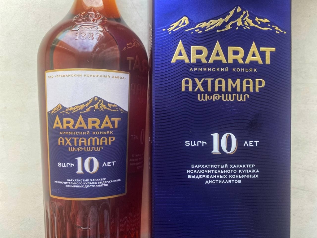 Купить ахтамар 10. Ахтамар коньяк 10 лет. Арарат Ахтамар 10 лет. Ахтамар коньяк 7 лет. Коньяк Арарат Ахтамар.