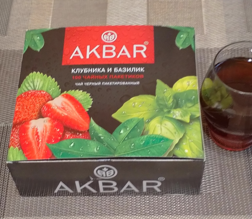 Черный чай Akbar Клубника и Базилик, 100 пак - Напоминает напитки, которые мы делаем сами летом