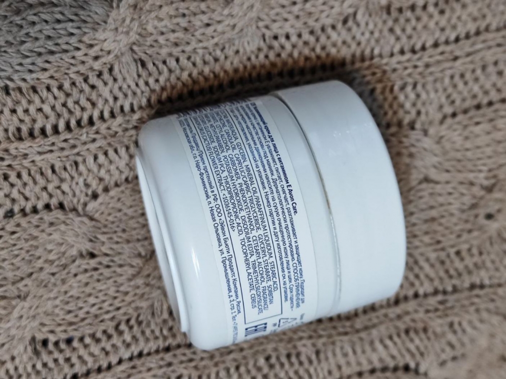 Увлажняющий крем для лица с витамином Е 6в1 Avon - Великолепие в одной банке.