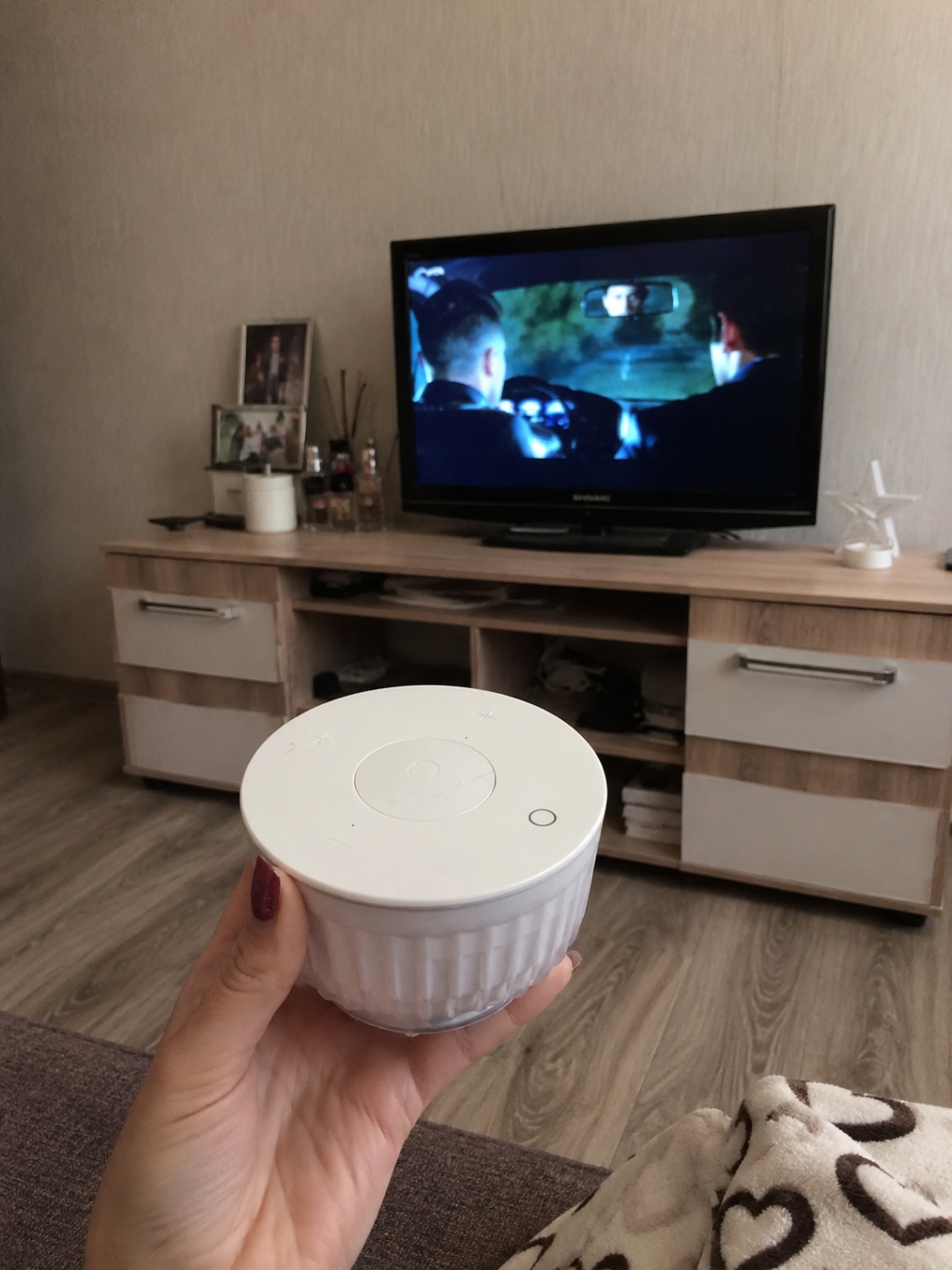 Портативная колонка Sber SberBoom Mini (белый) - Само устройство небольшое и аккуратно смотрится на полке, не занимает